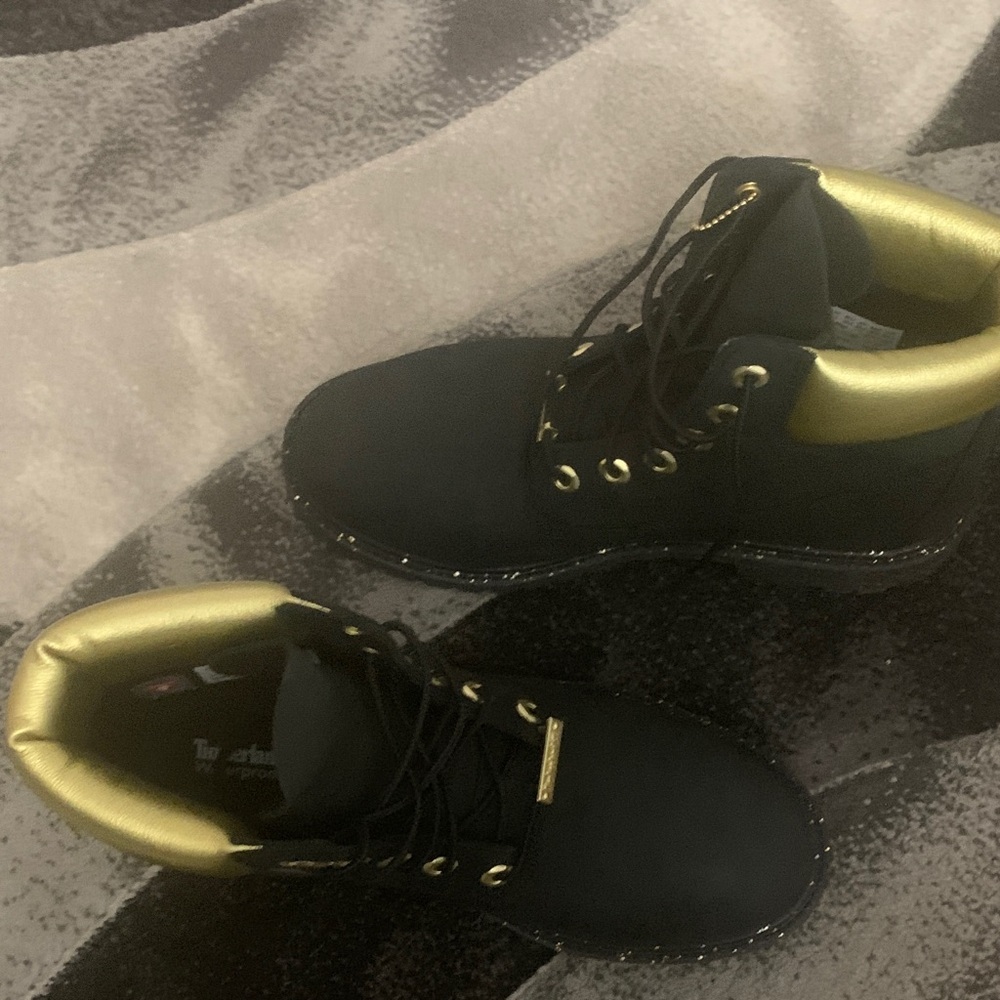 Timberlands Black and Gold shoe - Picture 3 of 6